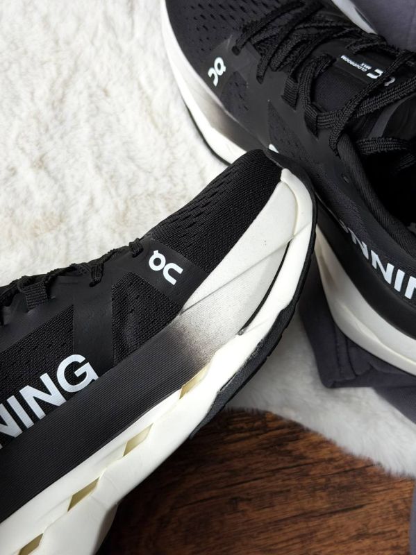 On Cloudboom Runner Black/White 36