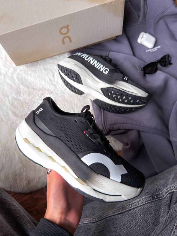 On Cloudboom Runner Black/White 36