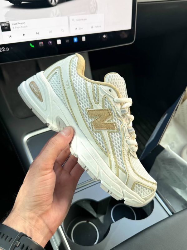 740 White/Yellow 37