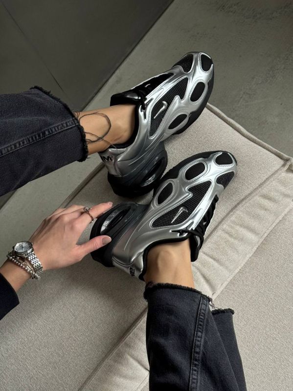 WMNS AIR MAX MUSE BLACK / METALLIC SILVER 36