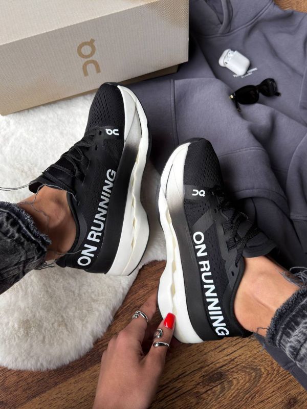 On Cloudboom Runner Black/White 36
