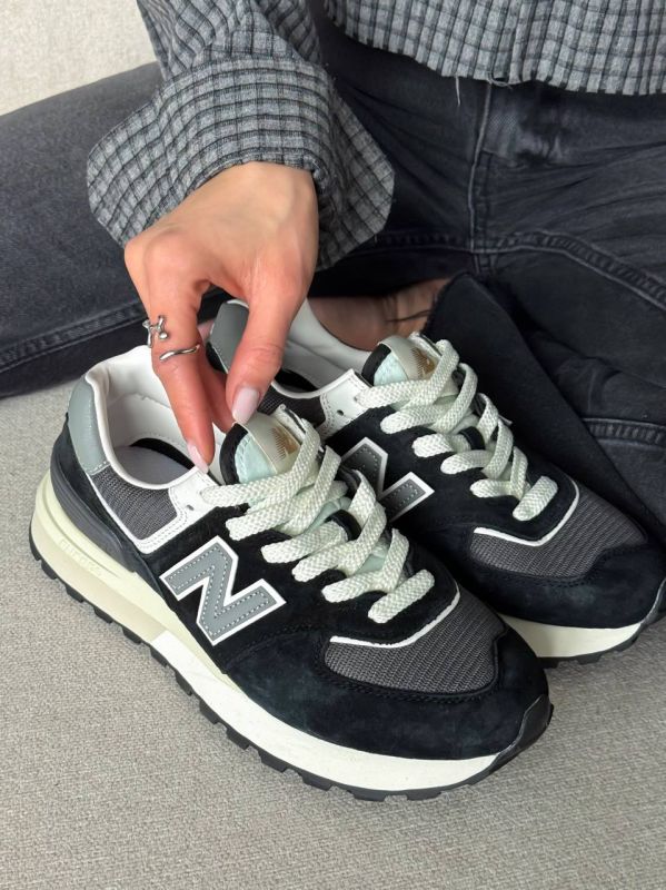 574  Black 37