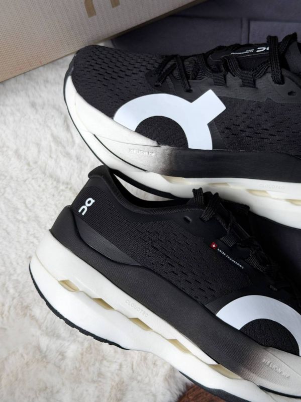 On Cloudboom Runner Black/White 36